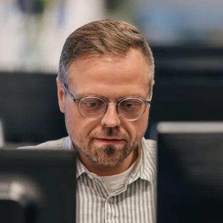 Mads Hansen gennemgår en IT-løsning hos en kunde